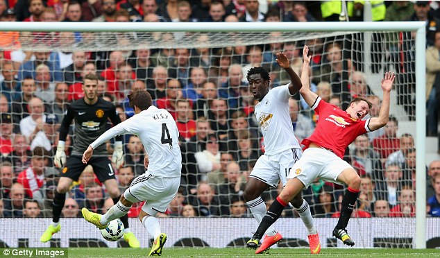 شوت بازیکن سوانزی|منچستر یونایتد 1-2 سوانزی / لیگ جزیره