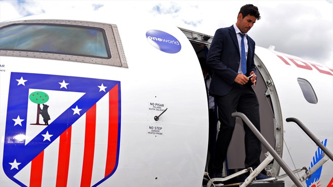 دیگو کاستا|دیگو کاستا از باشگاه اتلتیکو ماردید همراه با سایر هم تیمی ها برای دیدار در فینال لیگ قهرمانان اروپا برابر رئال مادرید، در فرودگاه شهر لیسبون از هواپیما پیاده می شود.