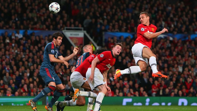 ویدیچ|ویدیچ به آسمان می پرد تا در بازی هوایی برابر بازیکنان بایرن در اولدترافورد موفق شود.