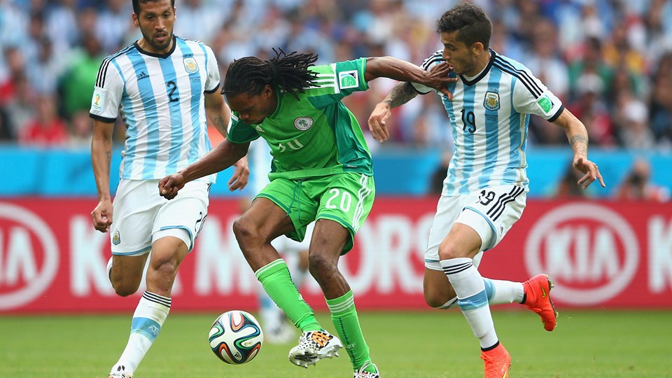 مایکل اوکبو - گارای|کنترل توپ توسط مایکل اوکبو از نیجریه در مقابل گارای.