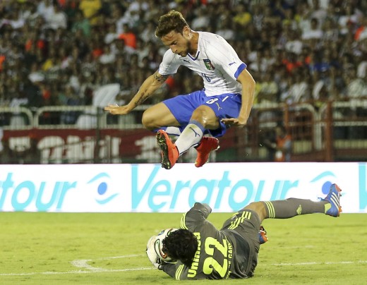 کلودیو ماركيزيو|پرش بلند هافبک ایتالیا مارکیزیو از روی سر دروازه بان فلومیننزه.