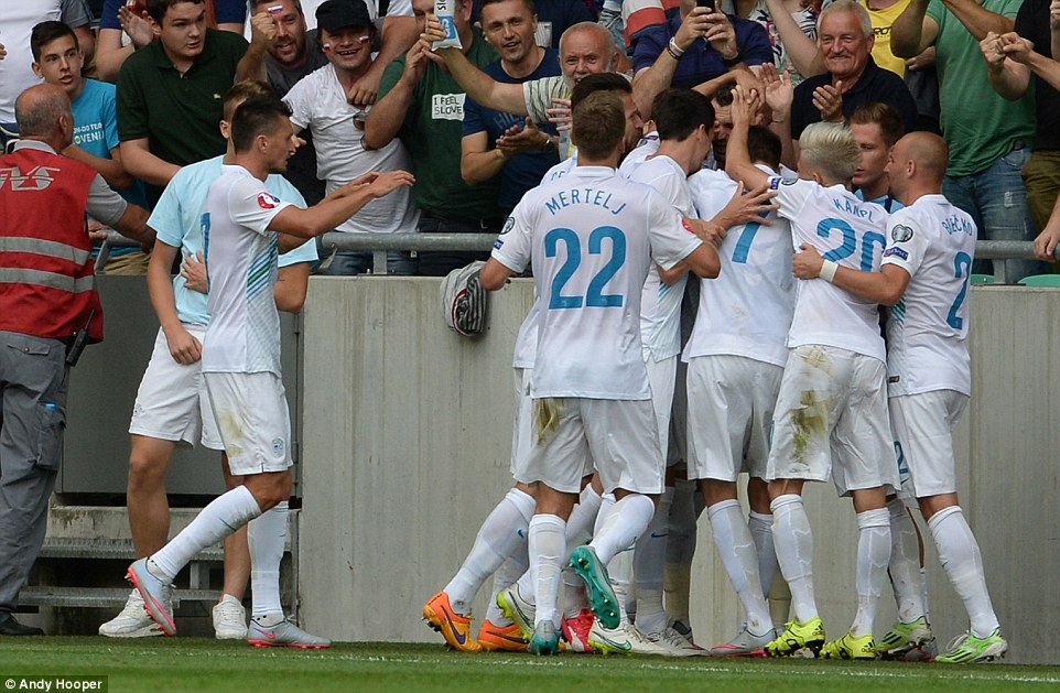 شادی بازیکنان اسلوونی|اسلوونی 2 - 3 انگلستان / مقدماتی یورو 2016