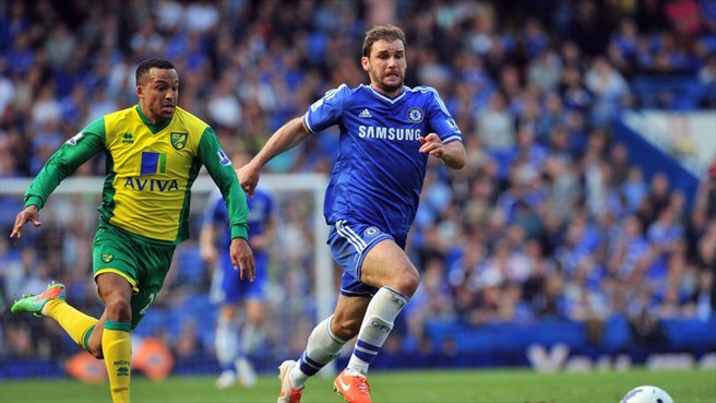 مارتین تونی وایکوا اولسون - ایوانویچ|دوندگی شدید اولسون برای جولوگیری از پیشروی ایوانویچ.