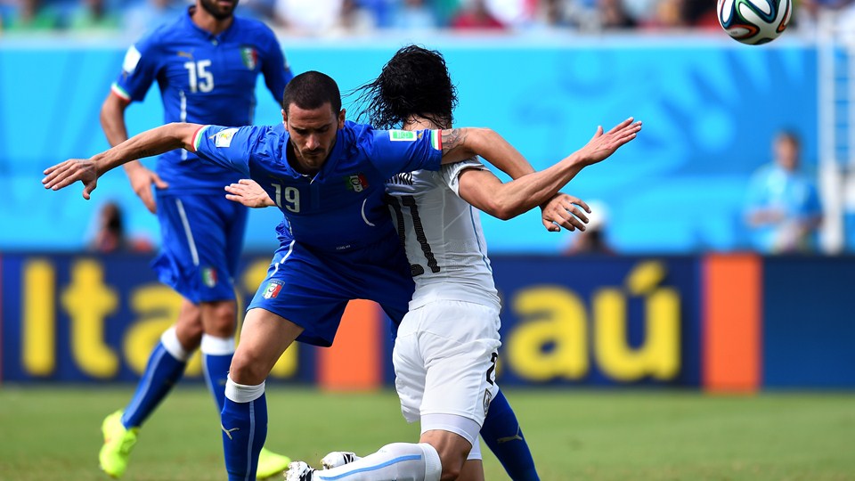 لئوناردو بونوچی - کاوانی|درگیری در بازی بین بونوچی از ایتالیا و بازیکن تیم ملی اروگوئه ، ادینسون کاوانی.