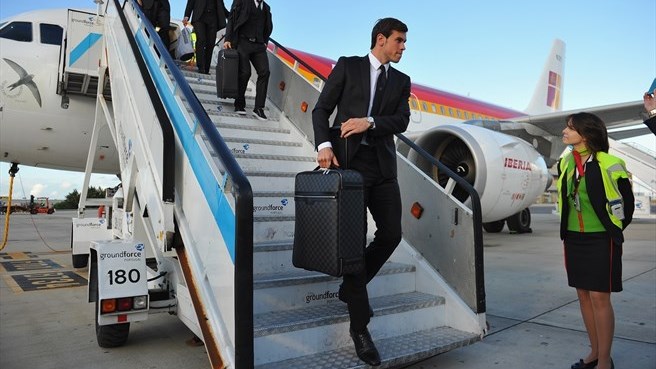 گرت بیل|گرت بیل از باشگاه رئال مادرید همراه با سایر هم تیمی های خود برای دیدار فینال لیگ قهرمانان اروپا برابر اتلتیکو مادرید، در فرودگاه لیسبون از هواپیما پیاده می شود.