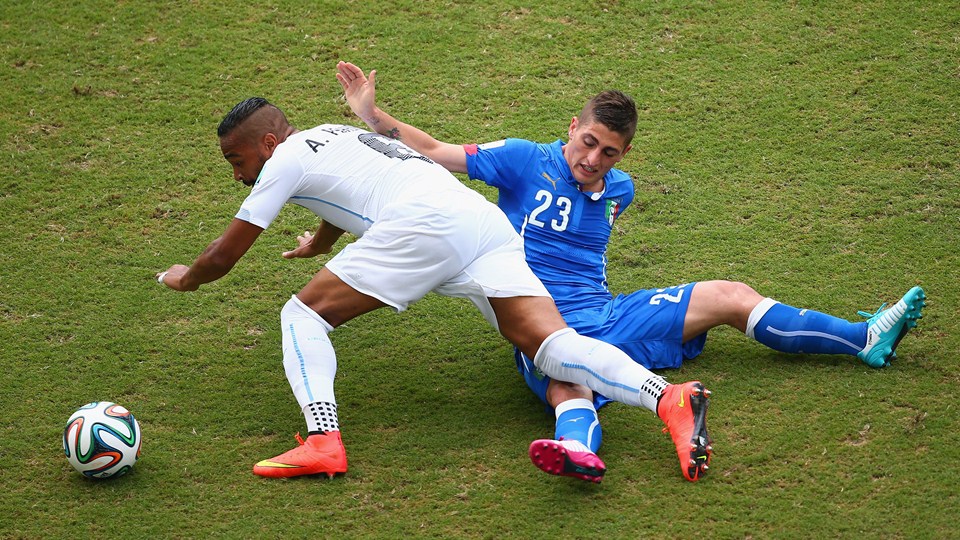 مارکو وارتی|درگیری در بازی بین وراتی از ایتالیا و بازیکن تیم ملی اروگوئه ، آلوارو پریرا.