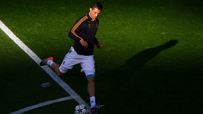 کریستیانو رونالدو|کریستیانو رونالدو مشغول گرم کردن پیش شروع فینال.