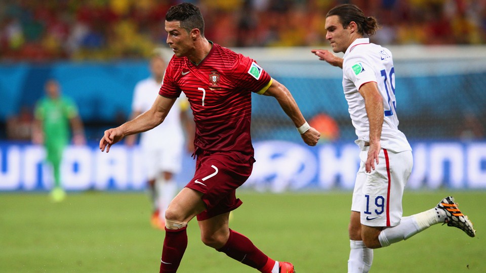 کریستیانو رونالدو - گِراهام زوسی|دریبل زیبای ستاره تیم پرتغال ، کریس رونالدو در مقابل گِراهام زوسی از ایالات متحده آمریکا .