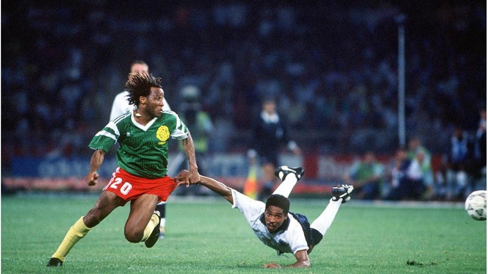 جام جهانی 1990|جام جهانی 1990 ایتالیا، انگلستان 3 – کامرون 2 (وقت اضافه). دس واکر از انگلستان همراه با ماکاناکی از کامرون.