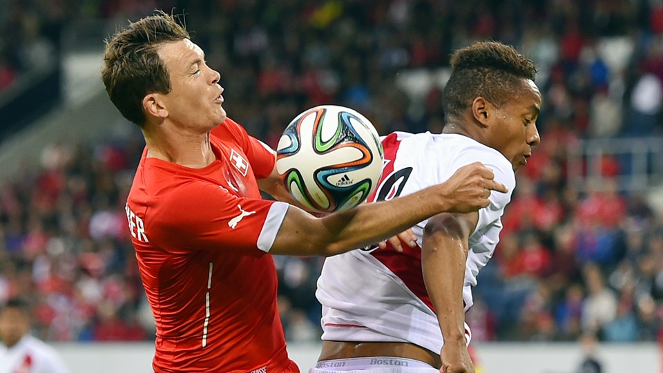 استفان لیختشتاینر|درگیری بازیکن سوئیس لیشت اشتاینر با بازیکن پرو.