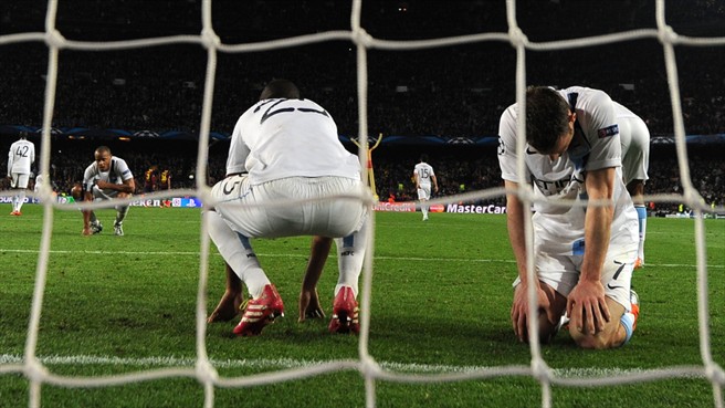 دنی آلوز|بازیکنان منچسترسیتی پس از آن که دنی آلوز در دقیقه ی 91 گل پیروزی و حذف سیتی را به ثمر می رساند، مغلوب زمین بازی را ترک می کنند.