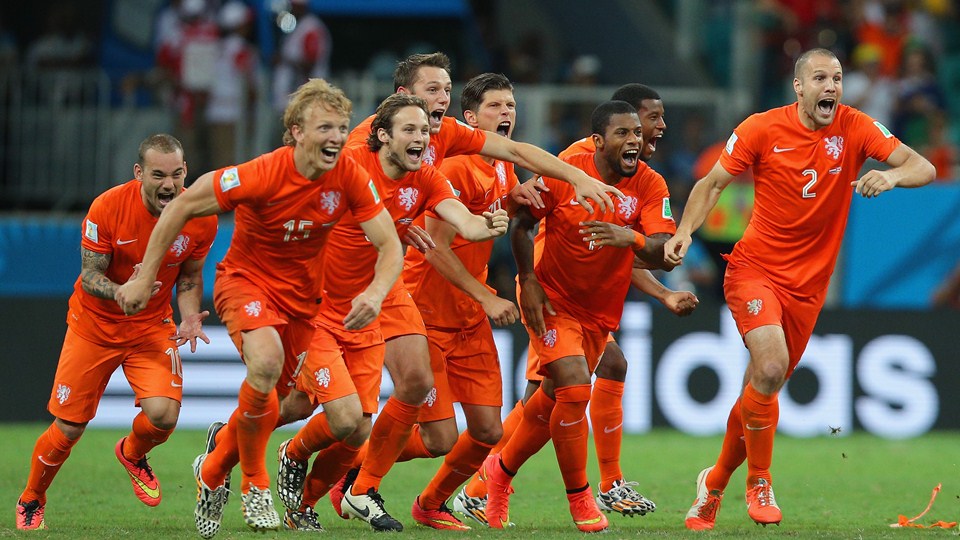 هلند|شادمانی بازیکنان تیم ملی هلند بعد از پیروزی در در ضربات پنالتی و صعود به مرحله بعد جام جهانی.