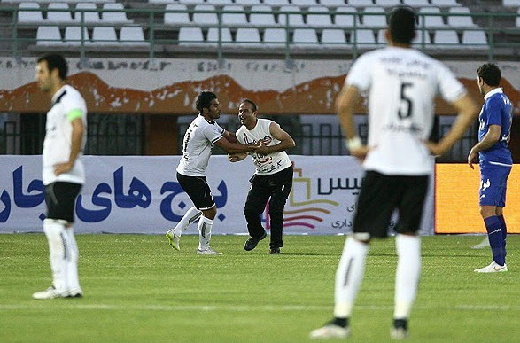 ورود هوادار به زمین|صبای قم 1 - 2 استقلال تهران / لیگ برتر