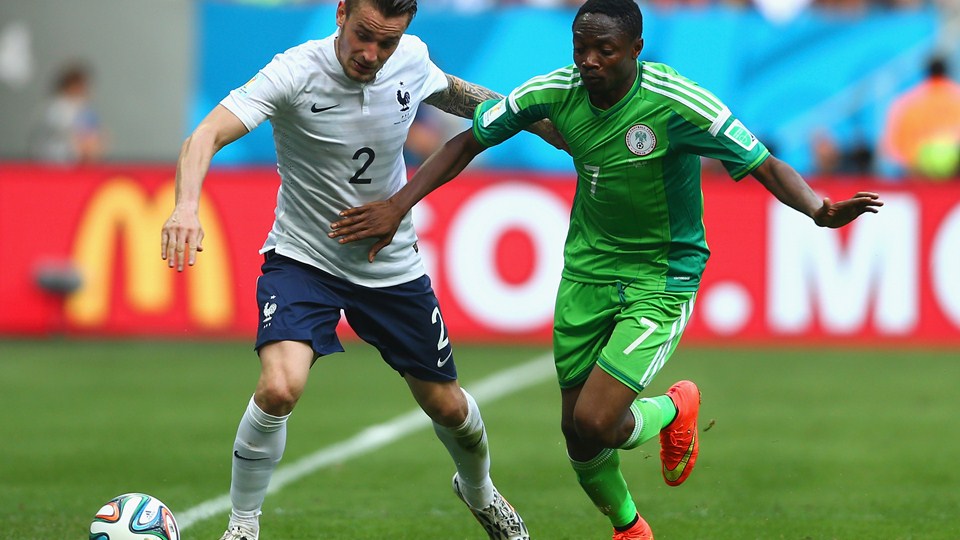 احمد موسی - متیو دبوشی|تقابل متیو دبوشی از تیم ملی فرانسه با بازییکن نیجریه ، احمد موسی.