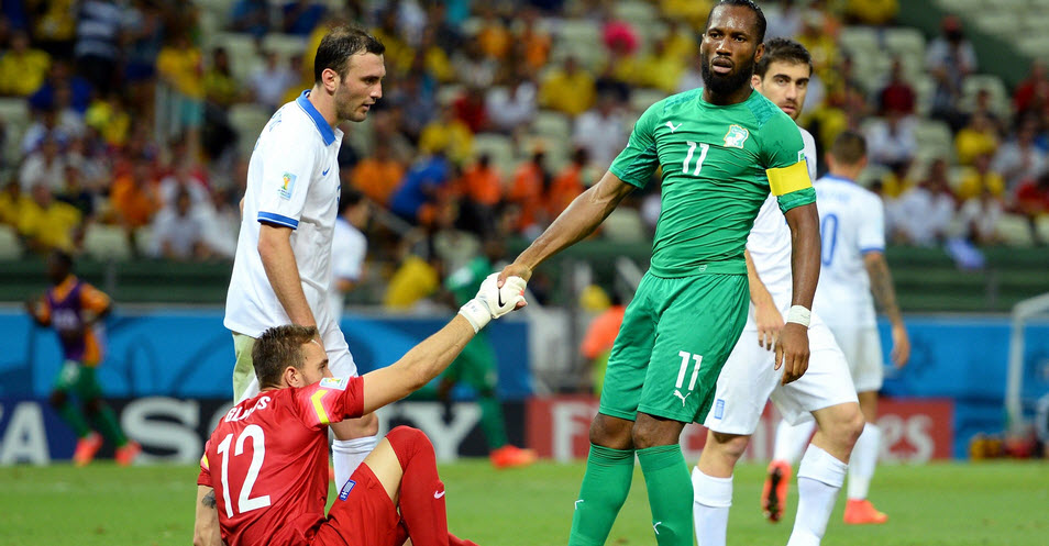 ديديه دروگبا|کمک ديديه دروگبا به دروازه بان تیم ملی یونان .