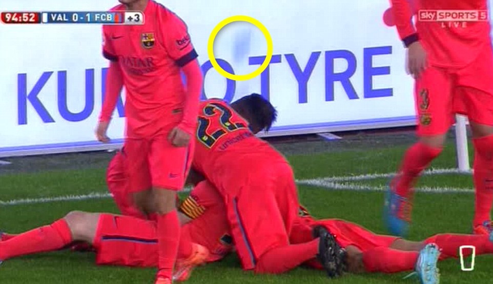 پرتاب بطری به سمت مسی توسط هواداران والنسیا|والنسیا 0 - 1 بارسلونا / لالیگا