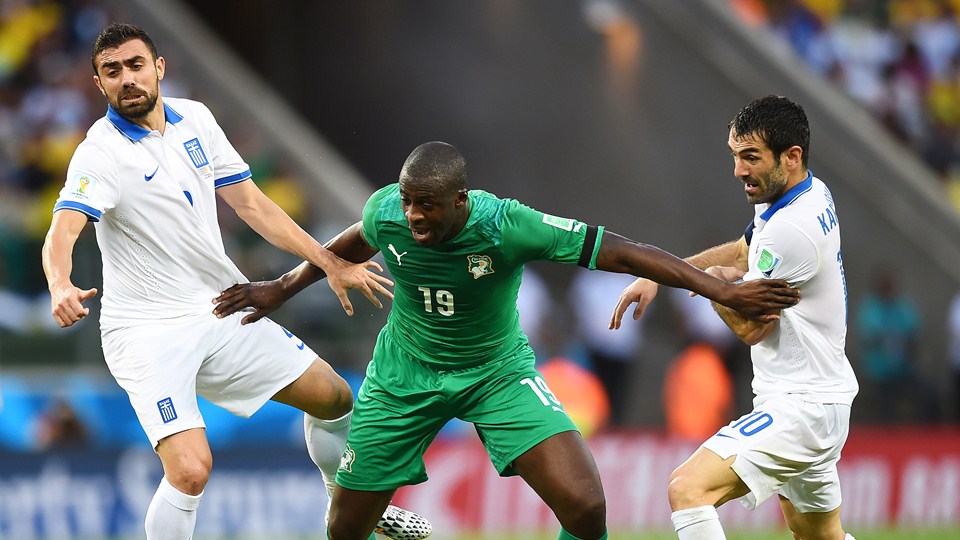 یحیی توره|درگیری یایا توره در میانه میدان با بازیکن حریف