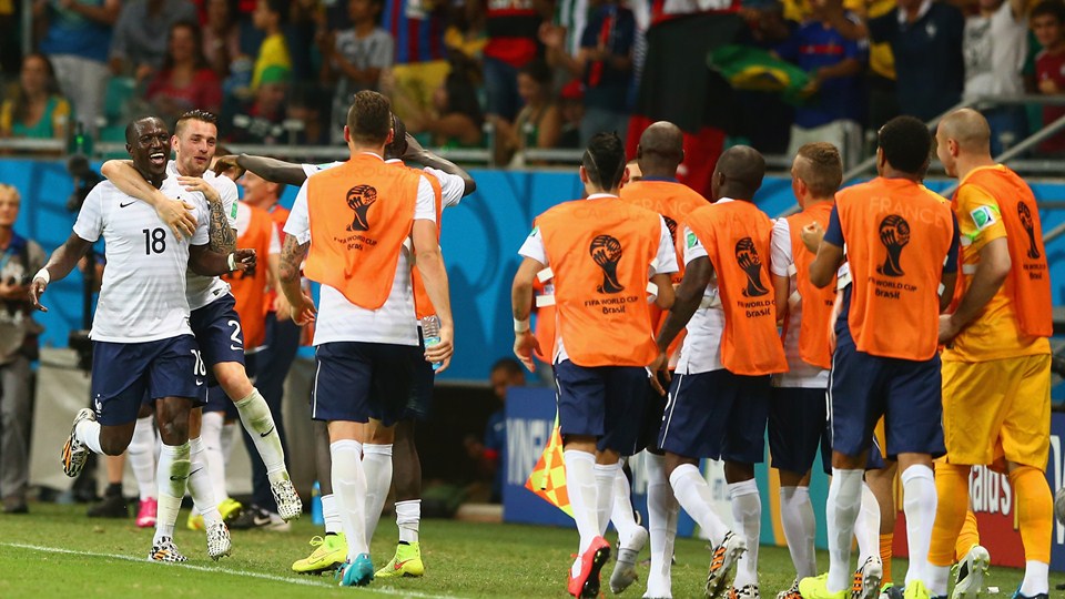 موسی سیسوکو|جشن بازیکنان تیم ملی فرانسه بعد از گلزنی مقابل تیم ملی سوئیس .