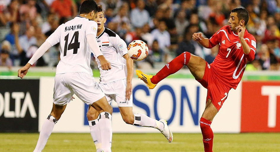 تقابل دو بازیکن بر سر توپ|عراق 2 - 0 فلسطین / جام ملت های آسیا 2015