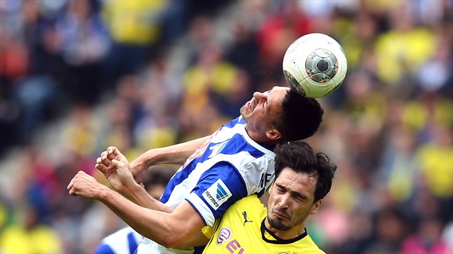 متز هومِلز|تقبل متز هومِلز با بازیکن حریف برای گرفتن توپ