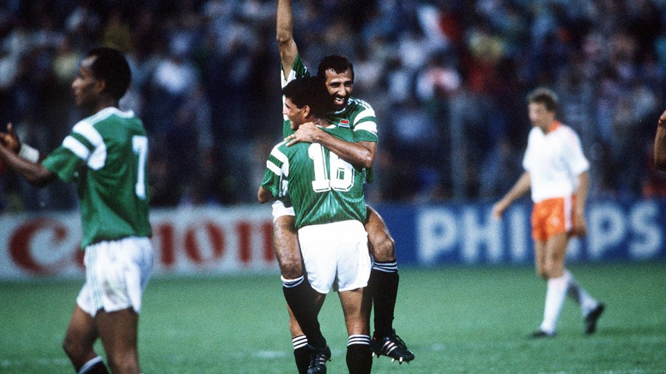 جام جهانی 1982|جام جهانی 1990، پالرمو، ایتالیا، 12 ژوئن 1990، هلند 1 – مصر 1، عبدل غنی تساوی تیمش را پس از بازی جشن می گیرد.