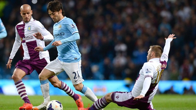 داوید سیلوا - کریم الاحمدی|تلاش دیوید سیلوا در میانه زمین برای حمله و بازی سازی.