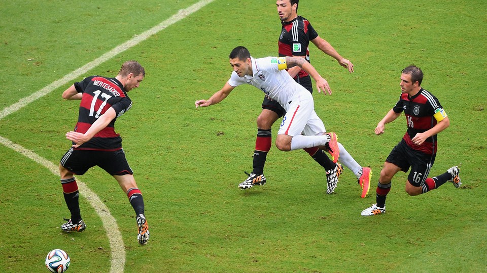 کلینت دمپسی - پر مرتساکر|تلاش کلینت دمپسی برای عبور از سد مدافعین تیم ملی آلمان.