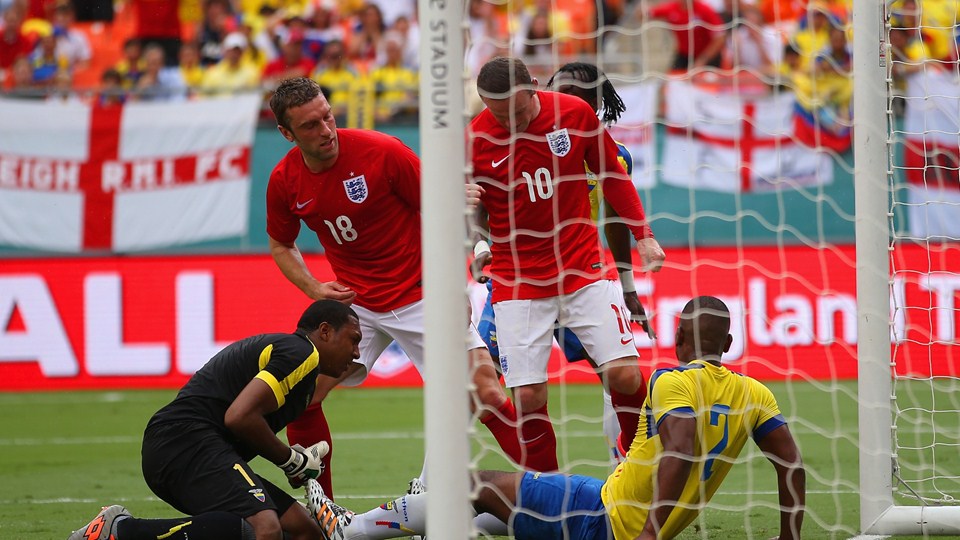 وین رونی|گلزنی وین رونی در بازی مقابل اکوادور برای تیمش.