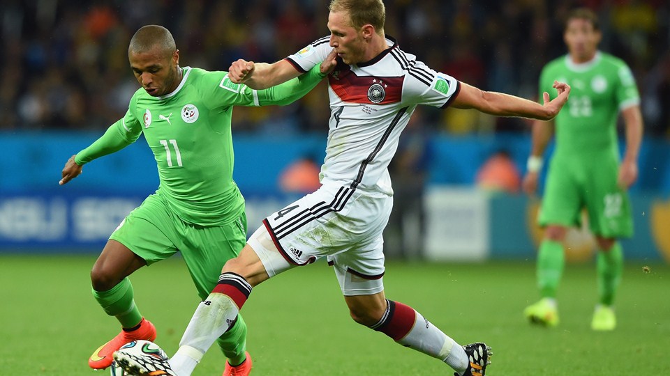 یاسین براهیمی|تقابل مدافع تیم ملی آلمان با یاسین براهیمی از الجزایر بر سر توپ.