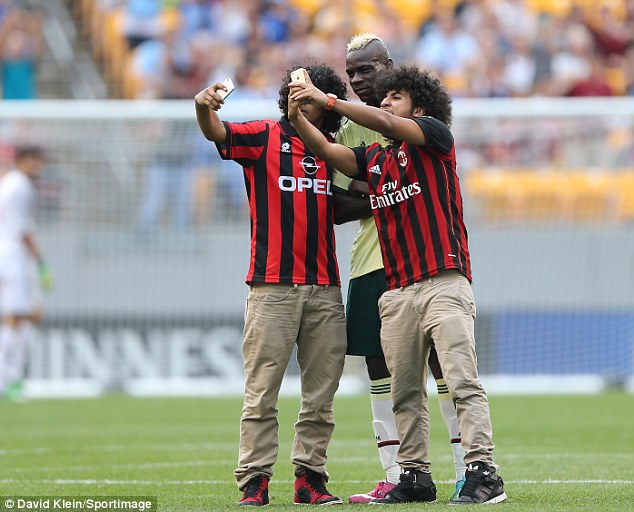 ماریو باروواه بالوتلی|عکس سلفی بالوتلی با دو هوادار میلان