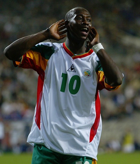 جام جهانی 2002|سئول، 31 می: خالیلو فادیجا از سنگال حین دیدار برابر فرانسه از بازی های گروه A جام جهانی، مرحله ی گروهی جام جهانی، ورزشگاه جام جهانی سئول، سئول، کره جنوبی، 31 می  2002، سنگال با حساب 1-0 به پیروزی رسید.