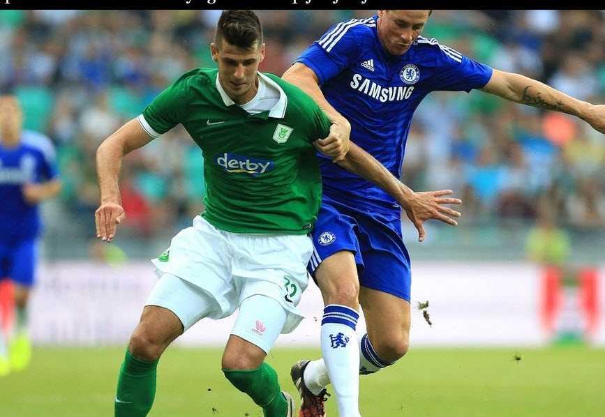 فرناندو تورس|درگیری تورس با یار حریف بر سر توپ.