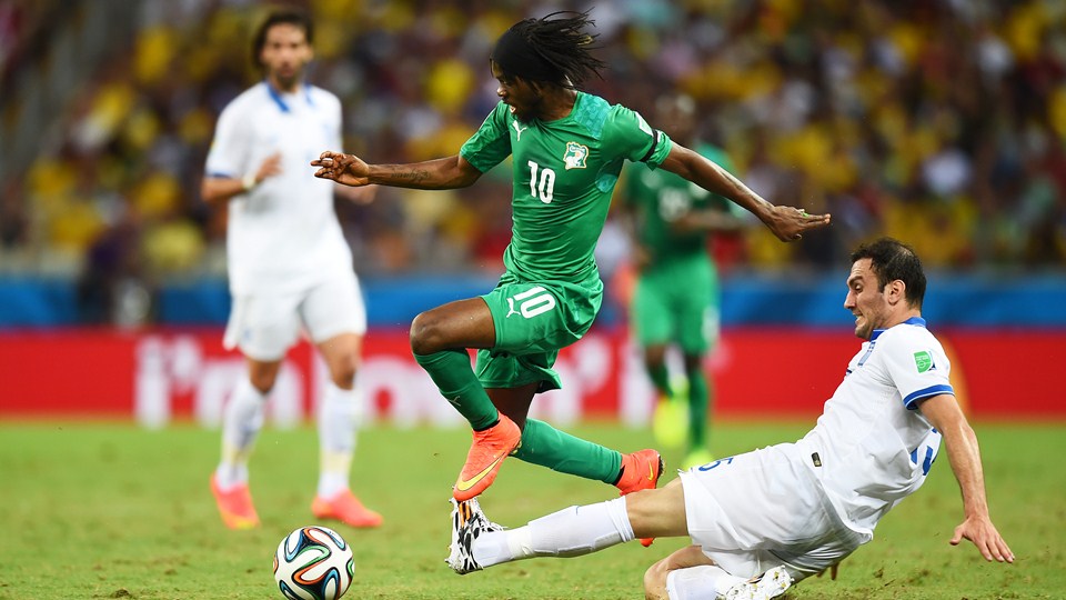 جروینهو|تلاش جروینهو از ساحل عاج برای عبور از سد مدافع یونان.