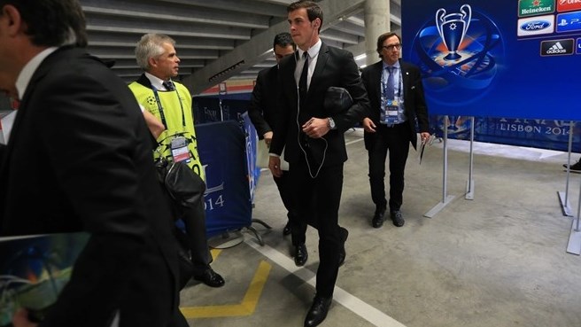 گرت بیل|گرت بیل در حال ورود به رخت کن.