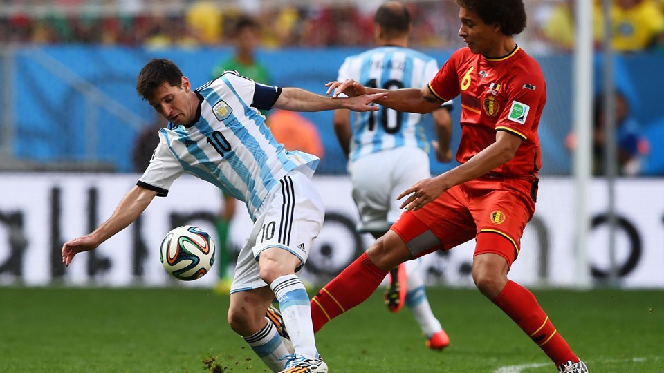 لیونل مسی - اکسل ویتسل|تقابل لیونل مسی از آرژانتین با اکسل ویتسل از تیم ملی بلژیک.