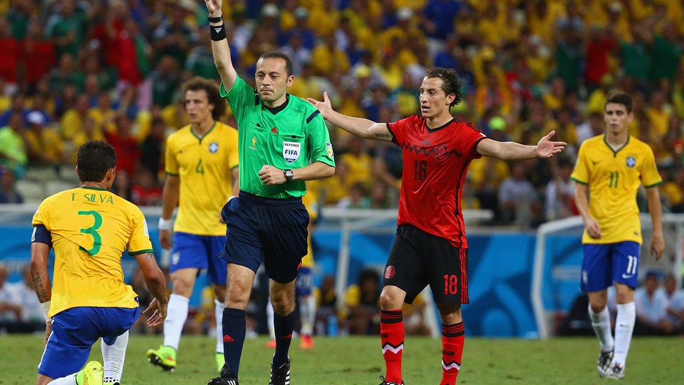 تیاگو سیلوا|صحنه ای که داور مسابقه برزیل و مکزیک به کاپیتان برزیل تیاگو سیلوا کارت زرد نشان داد .