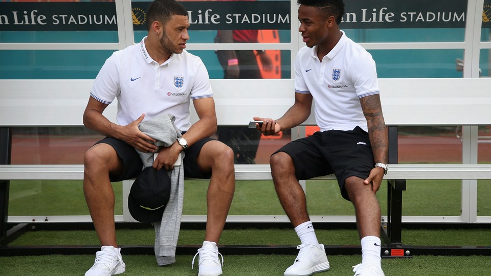 رحيم استرلینگ - چمبرلین|حضور رحیم استرلینگ و چمبرلین روی نیمکت ذخیره.