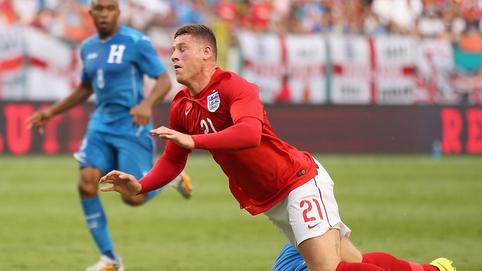 راس بارکلی|روز بارلی بعد از برخورد با بازیکن هندوراس زمین خورد.