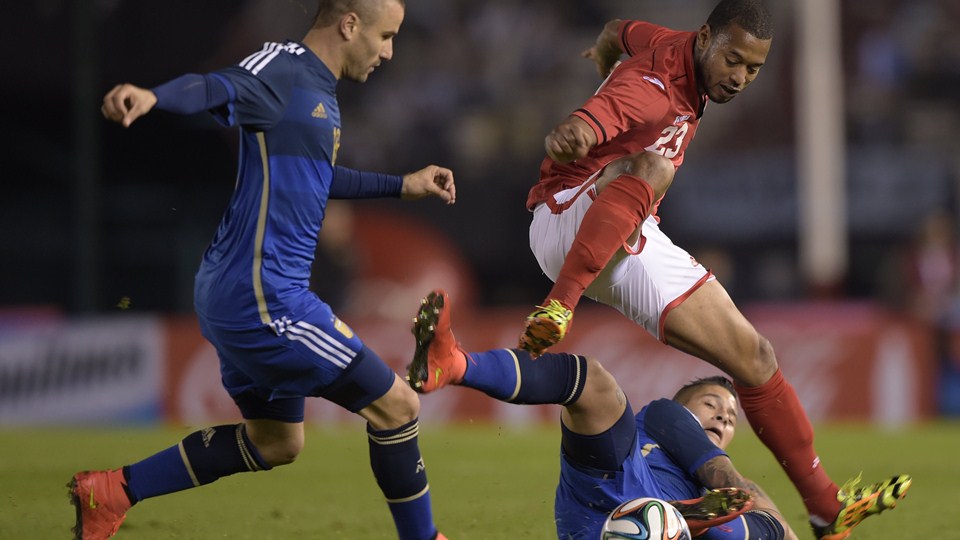 رودریگو سباستین پالاسیو|برخورد در میانه میدان بین پالاسیو و بازیکن حریف.