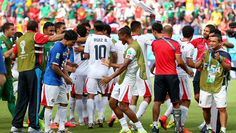 کاستاریکا|جشن بازیکنان کاستاریکا بعد از پیروزی مقابل تیم مدهی ایتالیا و صعود به مرحله بعد.