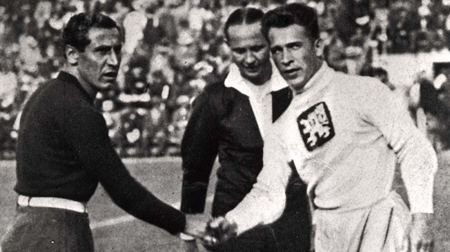 جام جهانی 1934|دروازه بان و کاپیتان تیم ملی ایتالیا، کومبی، پیش از فینال جام جهانی 1934 با دروازه بان و کاپیتان تیم چکسلواکی دست می دهد. ورزشگاه رم، 10 ژوئن 1934.