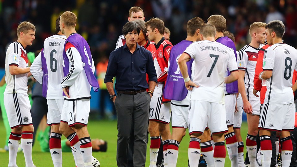 یواخیم لو|عکس العمل یواخیم لو ، سرمربی تیم ملی آلمان در جریان بازی مقابل الجزایر.