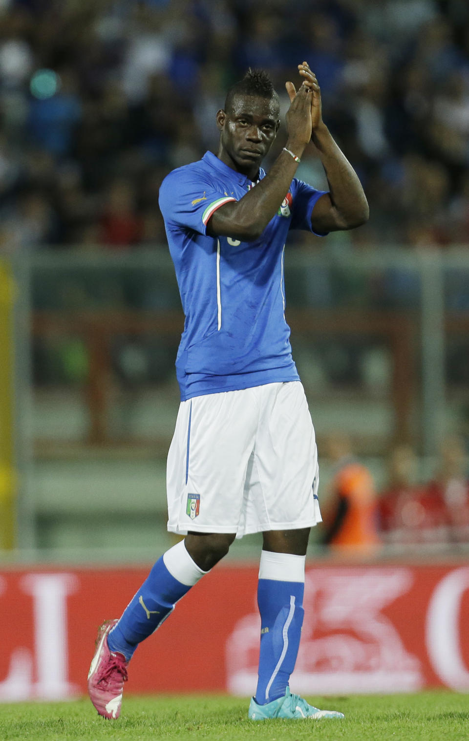 ماریو باروواه بالوتلی|سوپر ماریو در حال جواب دادن به احساسات هواداران ایتالیا.