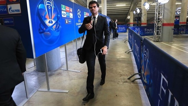 پپه|پپه، در حین ورود به ورزشگاه.