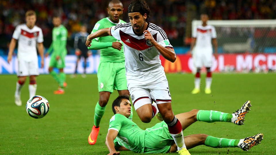 سامی خدیرا - عِیسی ماندی|کنترل توپ سامی خدیرا در مقابل بازیکن الجزایر ، عِیسی ماندی.