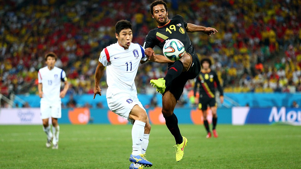 موسی دِمبِله|تقابل موسی دِمبِله ، بازیکن تیم ملی بلژیک بازیکن کره بر سر گرفتن توپ.