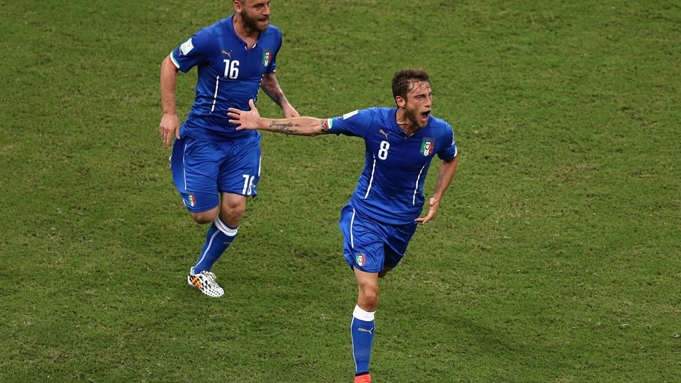 کلودیو ماركيزيو - دانیله د روسی|شادمانی مارکیزیو بعد از باز کردن دروازه جو هارت دروازه بان تیم انگلستان.