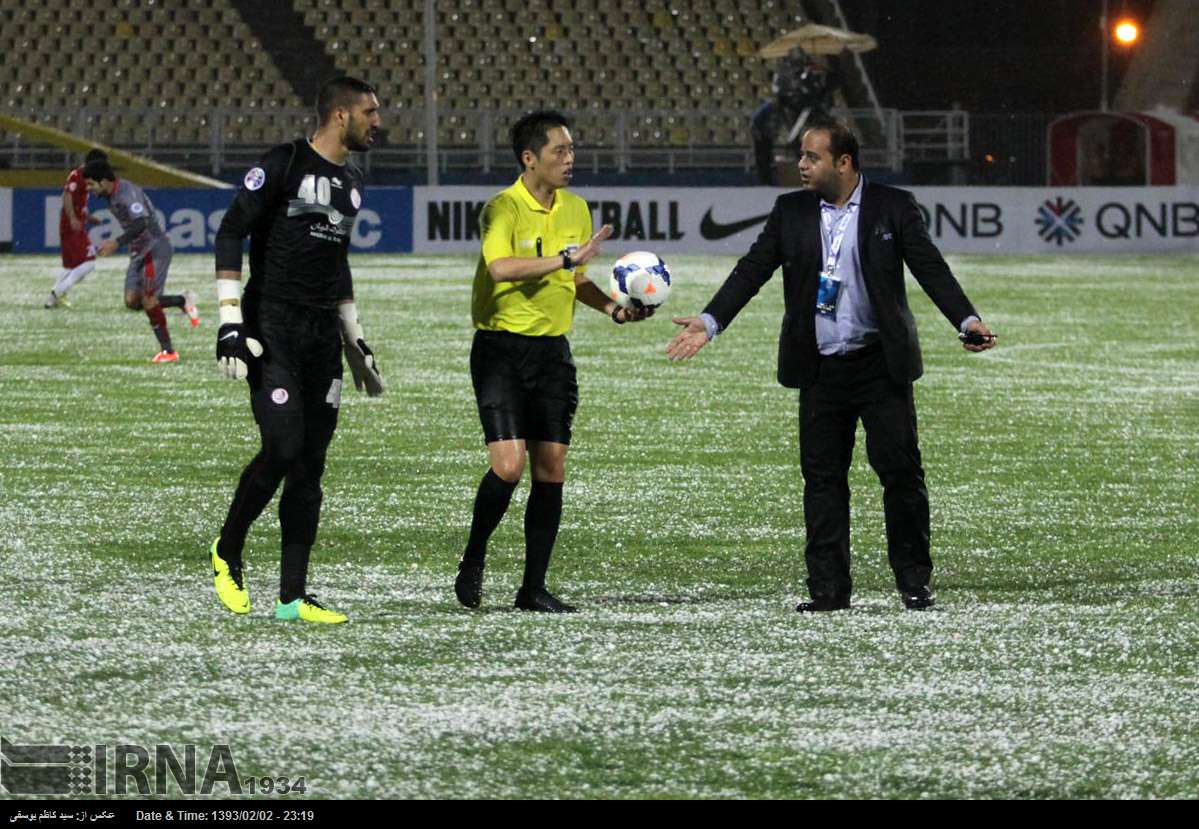 ورزشگاه یادگار امام -  تراکتورسازی تبریز|تصمیم گیری داور برای با تاخیر شروع شدن بازی به دلیل بد بودن وضعیت جوی