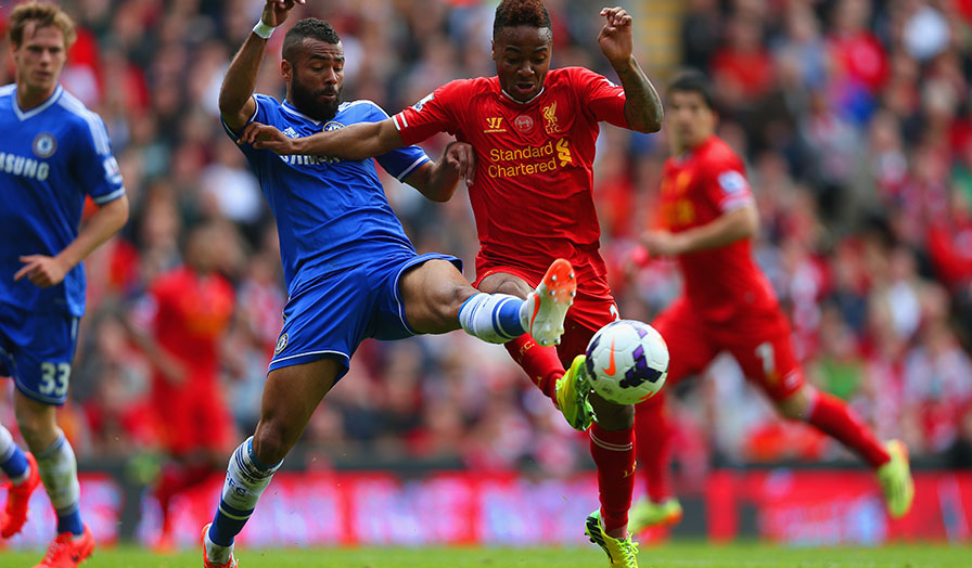 رحیم استرلینگ - اشلی کول|تقابل رحیم استرلینگ و اشلی کول برای گرفتن توپ.