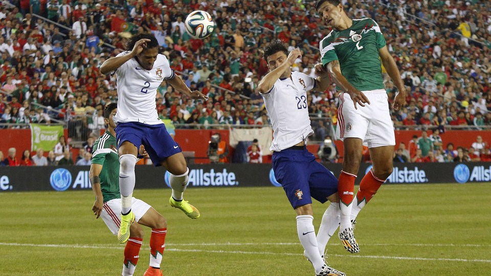 برونو ادواردو ریگوف آلوٍز|تلاش برونو آلوز در هوا برای بسته نگه داشتن دروازه.